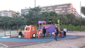 Zona de juegos infantiles del nuevo Parque Central de Mataró, teóricamente cerrada pero que los padres y niños usan con normalidad.