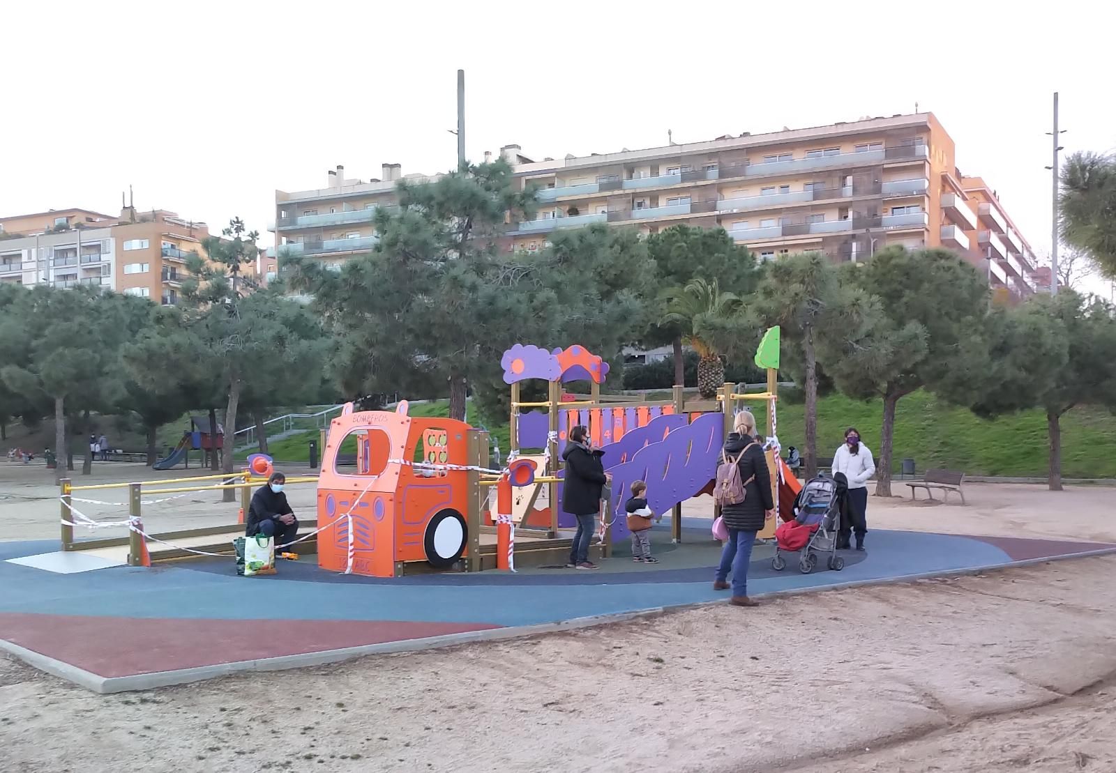 Zona de juegos infantiles del nuevo Parque Central de Mataró, teóricamente cerrada pero que los padres y niños usan con normalidad.