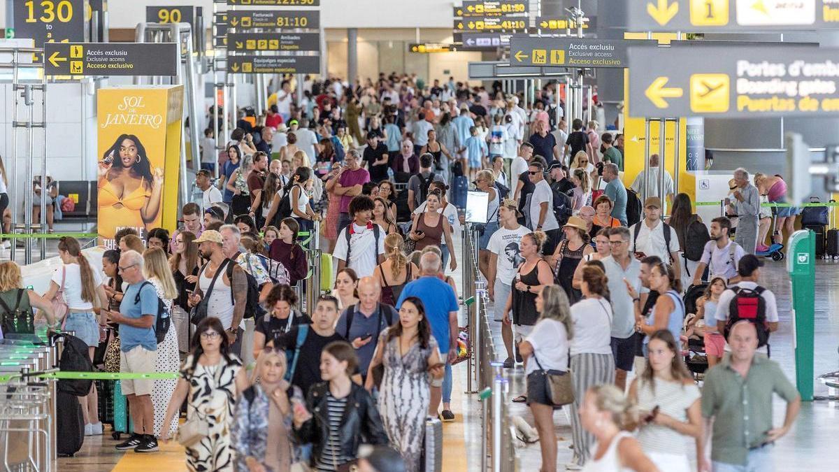 Alerta para pasajeros vía Reino Unido: Bristol soluciona su problema y Alicante-Elche recupera normalidad poco a poco