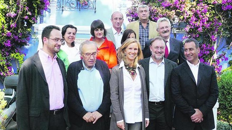 Garmendia, en el centro, posando en Ribadesella con otros destacados dirigentes socialistas.