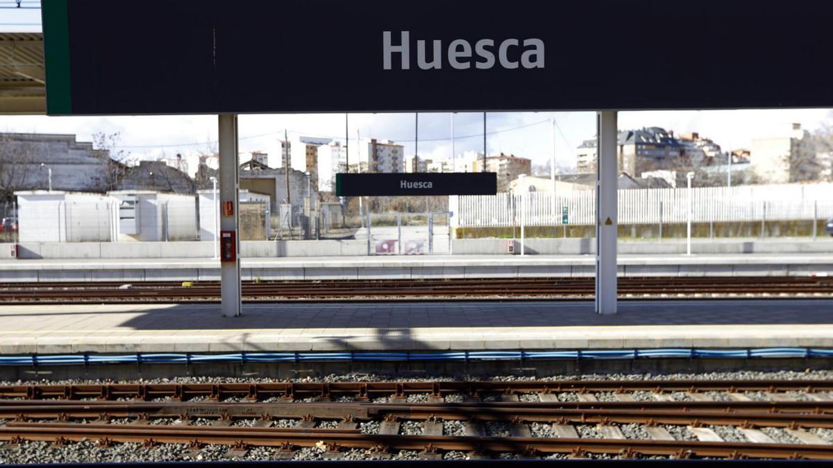 El AVE de Renfe seguirá saliendo de Huesca en su horario habitual pero ahora solo llega hasta Madrid. | EL PERIÓDICO