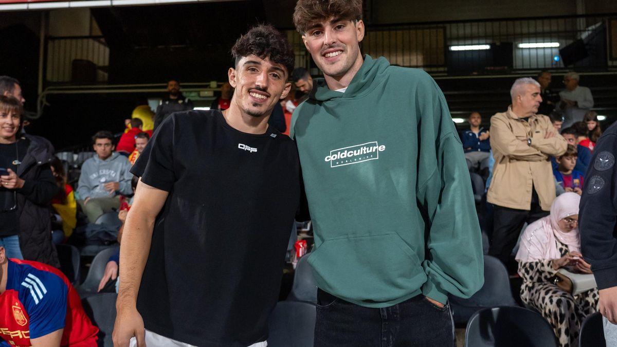Diego López y Javi Guerra mirando el partido de la Selección