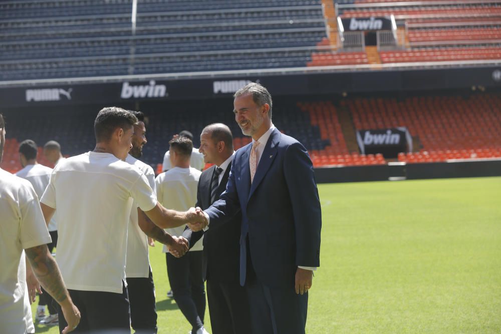 El rey Felipe VI felicita a la plantilla del Valencia CF por conseguir la Copa