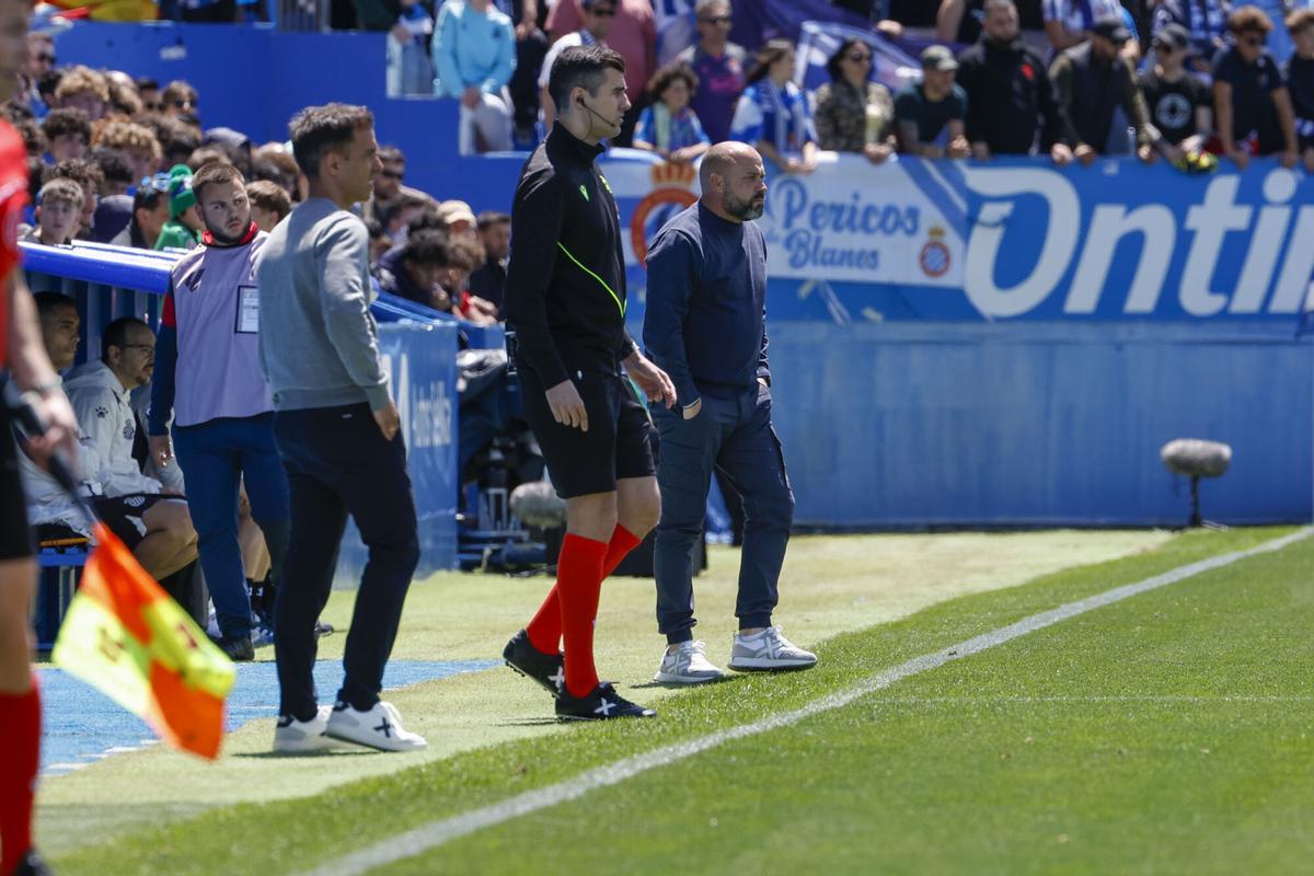LEGANÉS (C. DE MADRID), 11/05/2025.- El entrenador del RCD Espanyol, Manolo González (d) durante el partido de la jornada 35 de LaLiga disputado este domingo en el estadio de Butarque. EFE/ J.J. Guillén