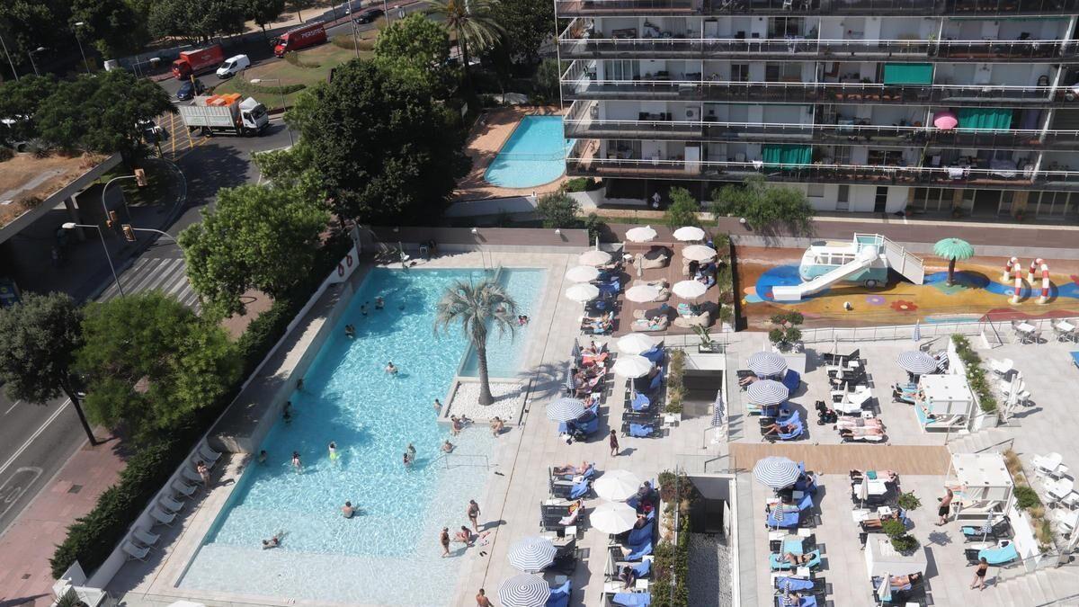 Piscina comunitaria de un edificio.