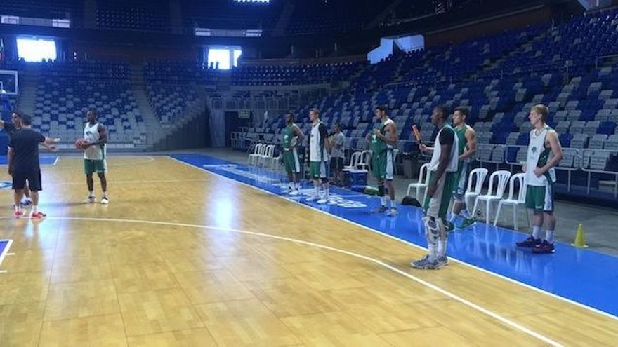 El polaco Adam Waczynski, el primero por la derecha, durante el entrenamiento de ayer en el Martín Carpena.