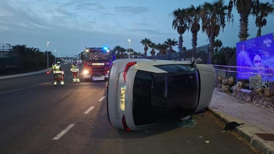 Pierde el control de su coche, choca contra un muro y vuelca en una zona turística de Lanzarote