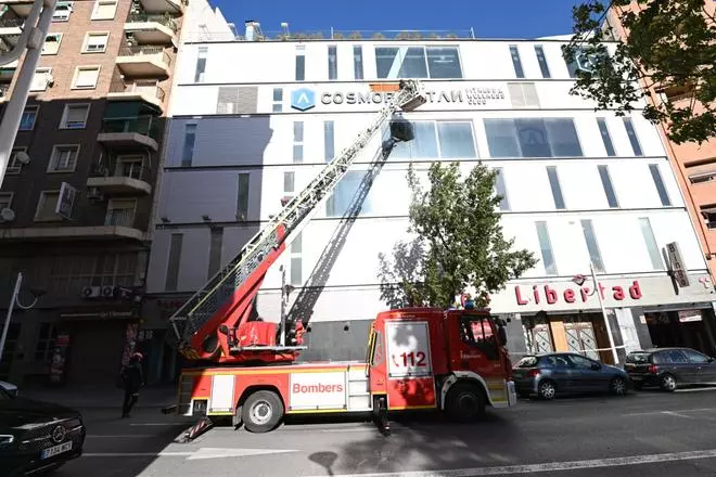 Los bomberos intervienen en Elche ante la caída de placas de una fachada en la avenida de Novelda