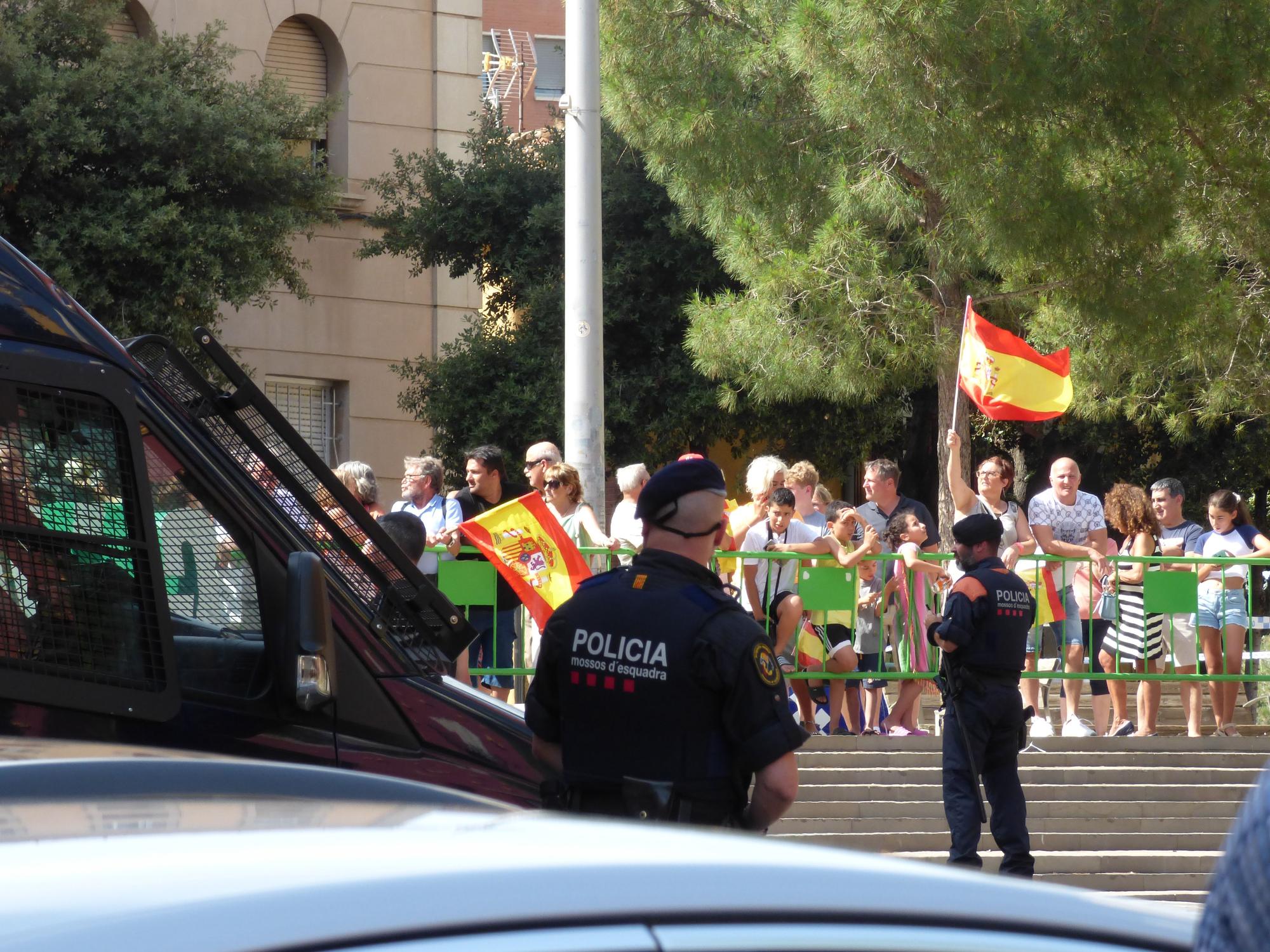 La princesa Elionor i la infanta Sofia rebudes a Figueres amb manifestants favorables i contraris