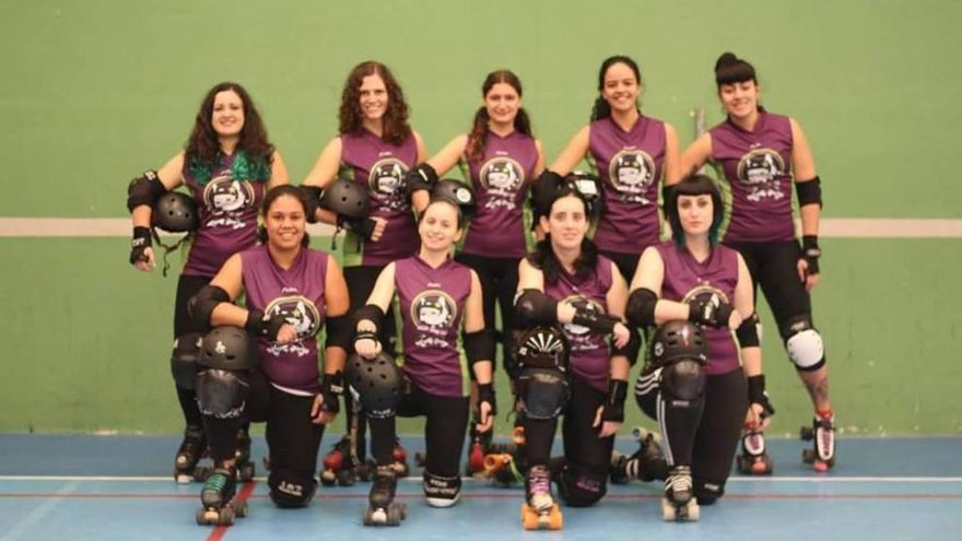 Algunas de las integrantes del Roller Derby Vigo posan con la nueva equipación, con la que debutarán el sábado. // FfV