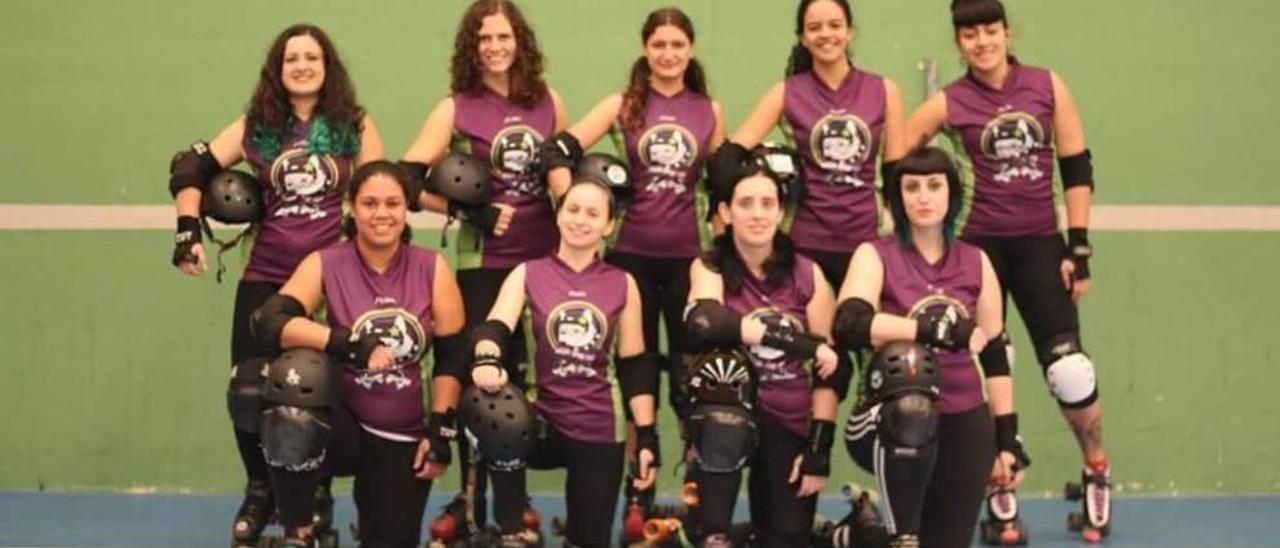 Algunas de las integrantes del Roller Derby Vigo posan con la nueva equipación, con la que debutarán el sábado. // FfV