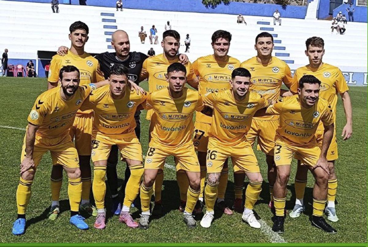 Formación inicial que presentaba ayer el Villa Santa Brígida en el Estadio Virgen de Las Nieves de La Palma.