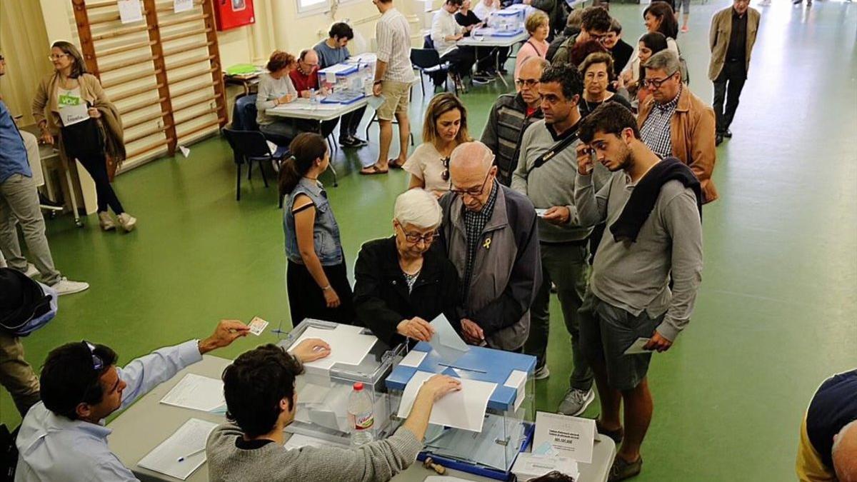 Ambiente electoral en el colegio Jesús i Maria de Barcelona