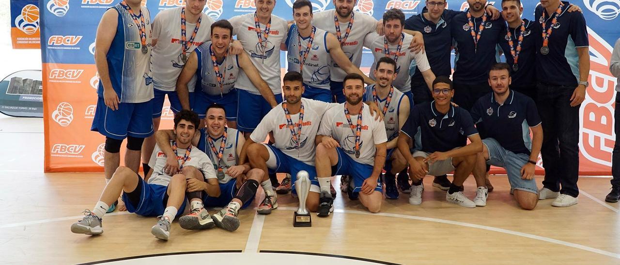 El Eset celebrando el subcampeonato y el ascenso a la Liga EBA tras la Final Four