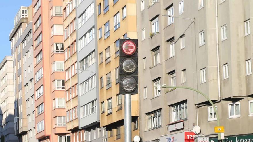 Un conductor se da a la fuga tras tirar un semáforo | IAGO LÓPEZ