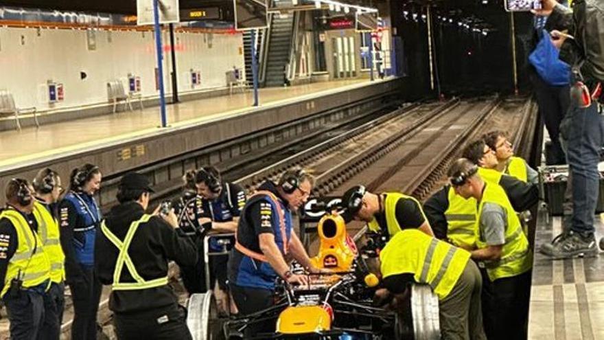 Avistan un Fórmula 1 recorriendo las vías del metro de Madrid