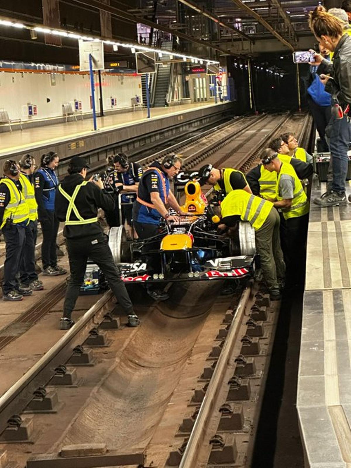 El Red Bull de Fórmula 1 por las vías del metro de Madrid