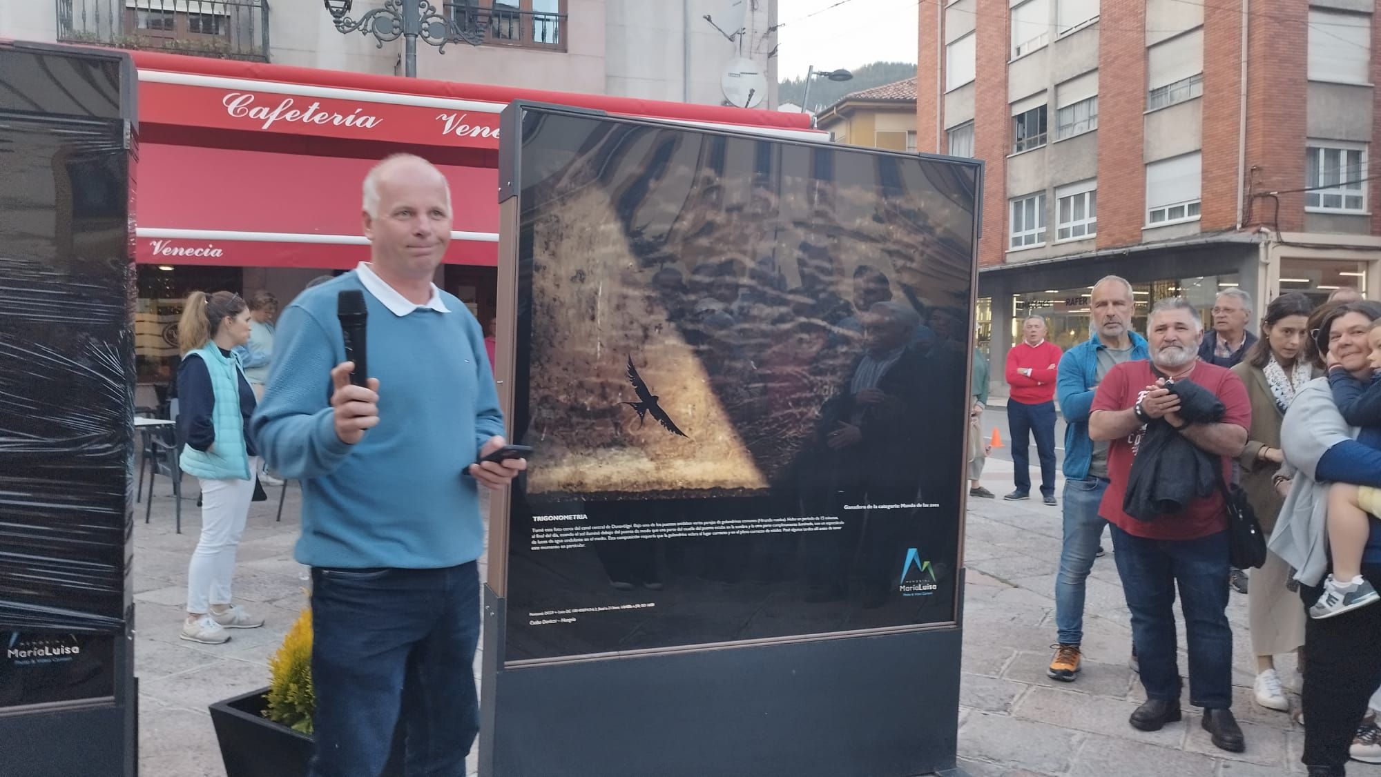 Así fue la inauguración en Infiesto de la exposición fotográfica por el 33 Memorial de María Luisa