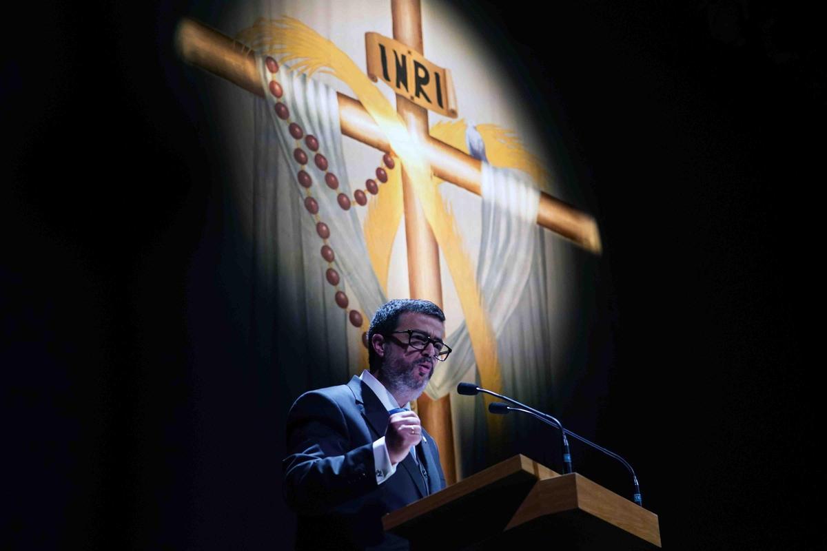 Imagen del pregón de Semana Santa a cargo de Augusto Pansard, en el Teatro Cervantes.