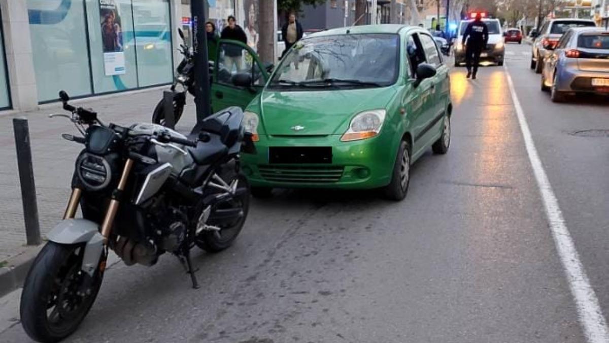 El coche y la moto envueltos en el accidente