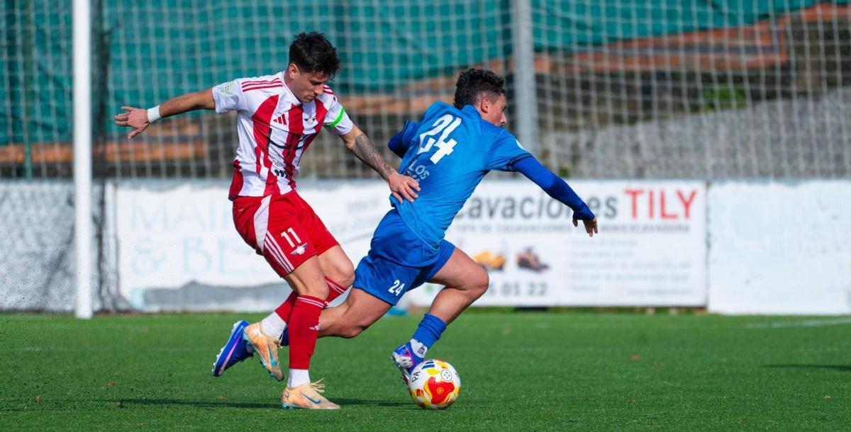 Martín Rafael, del Alondras, presiona a Rubo, del Arteixo, durante el partido de ayer. | SANTOS ÁLVAREZ