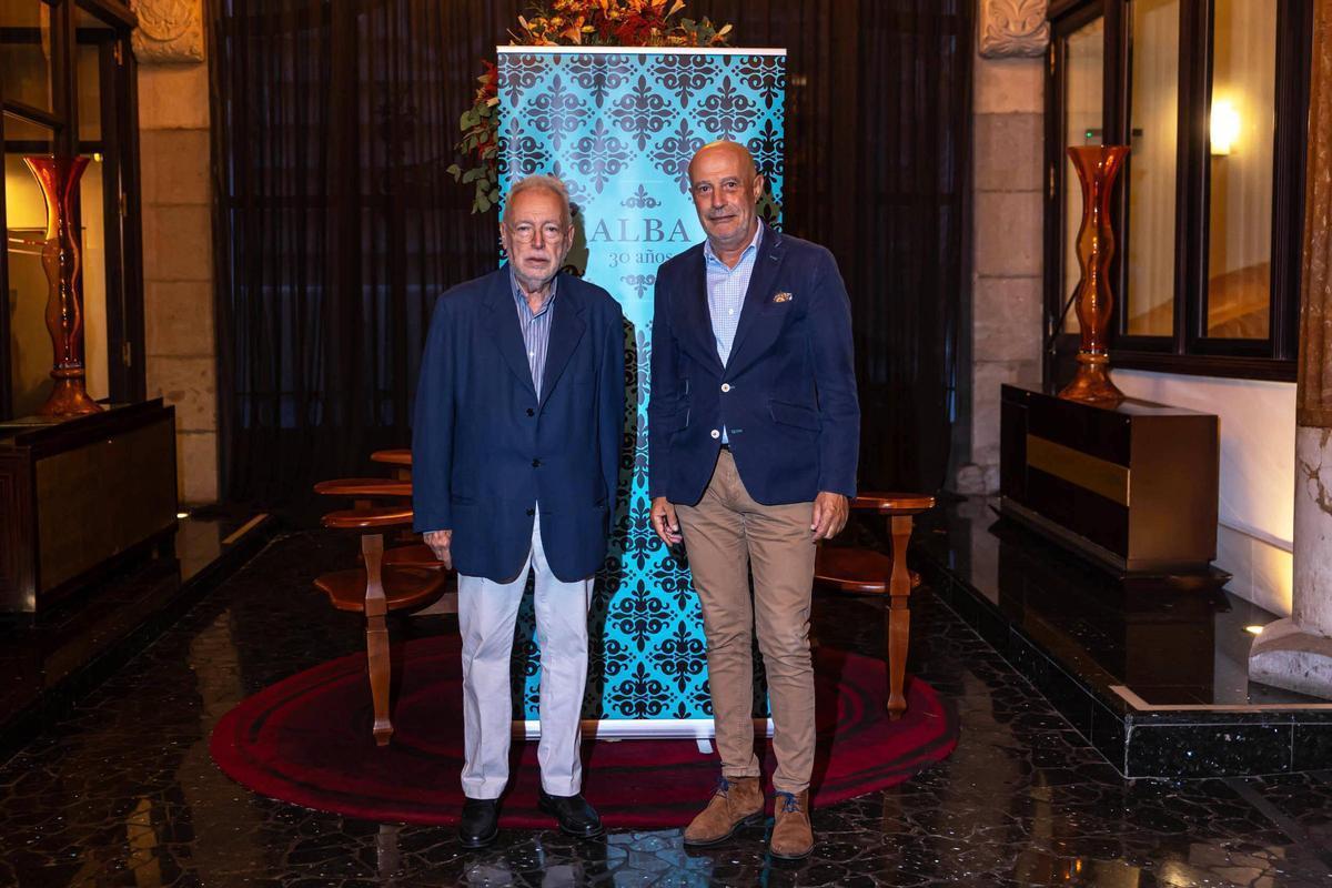 La editorial Alba brinda por sus 30 años. En la foto, el presidente del comité editorial de El Periódico Joan Tapia y el director general de Prensa Ibérica en Catalunya y Baleares Fèlix Noguera.