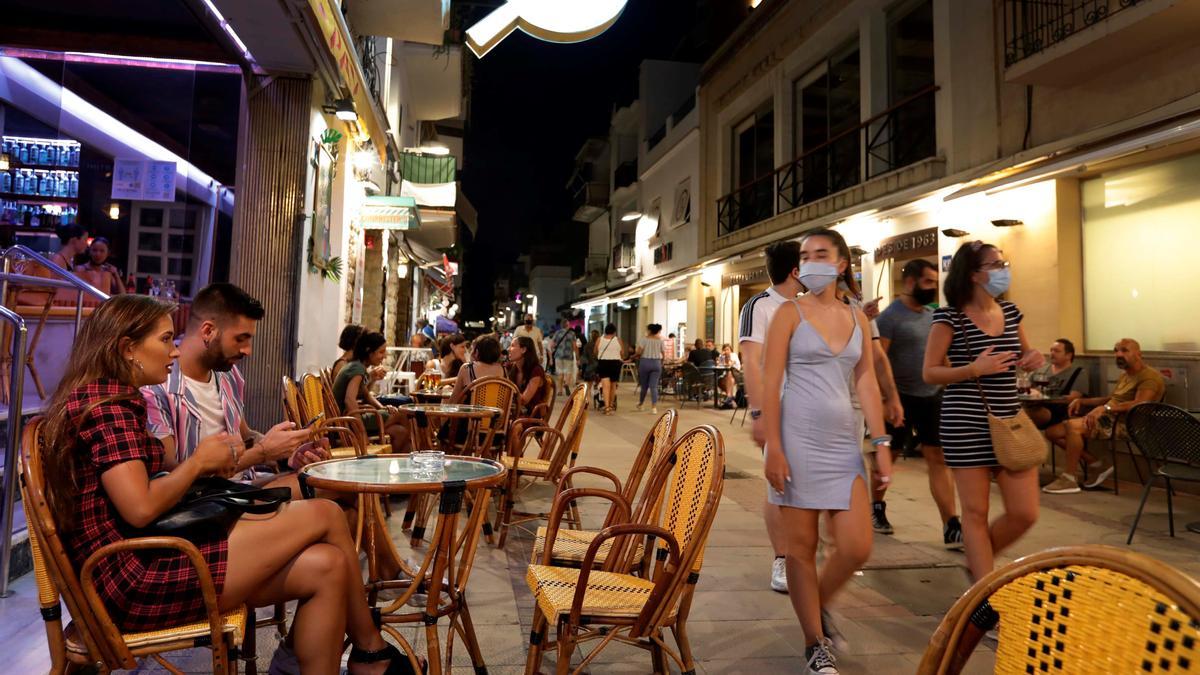 Cataluña cierra el ocio nocturno en interiores por la escalada de contagios