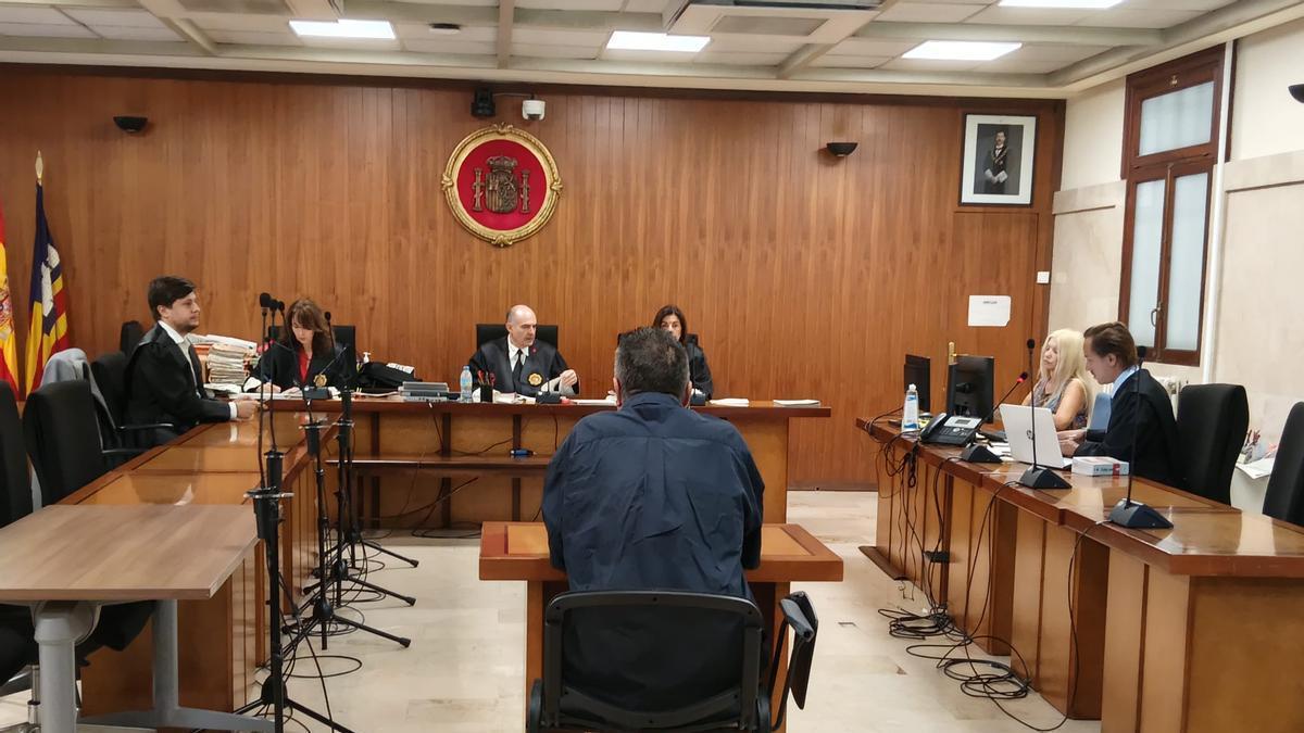 El hombre condenado, hoy en la Audiencia Provincial de Palma.
