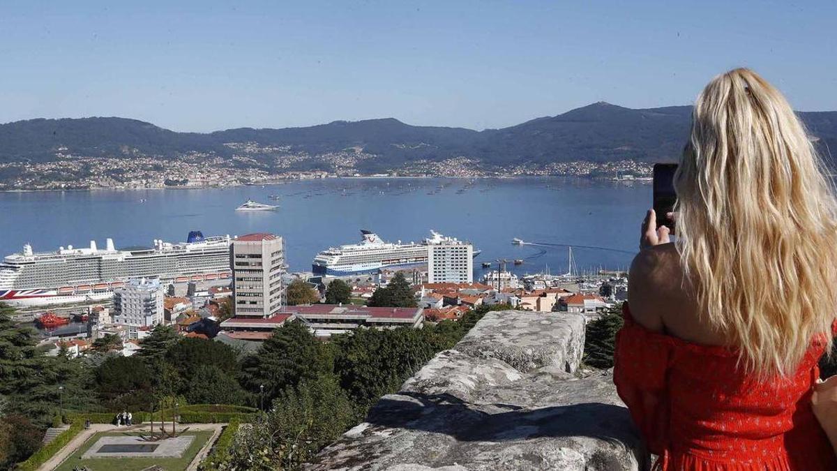 Una turista en el monte de O Castro de Vigo