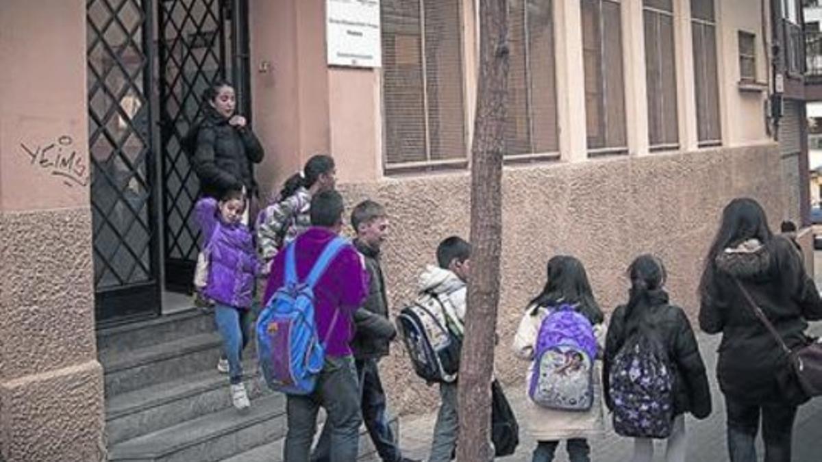 Salida de clase en el colegio Tresfonts de Barcelona, uno de los que cerrarán el próximo curso, ayer.