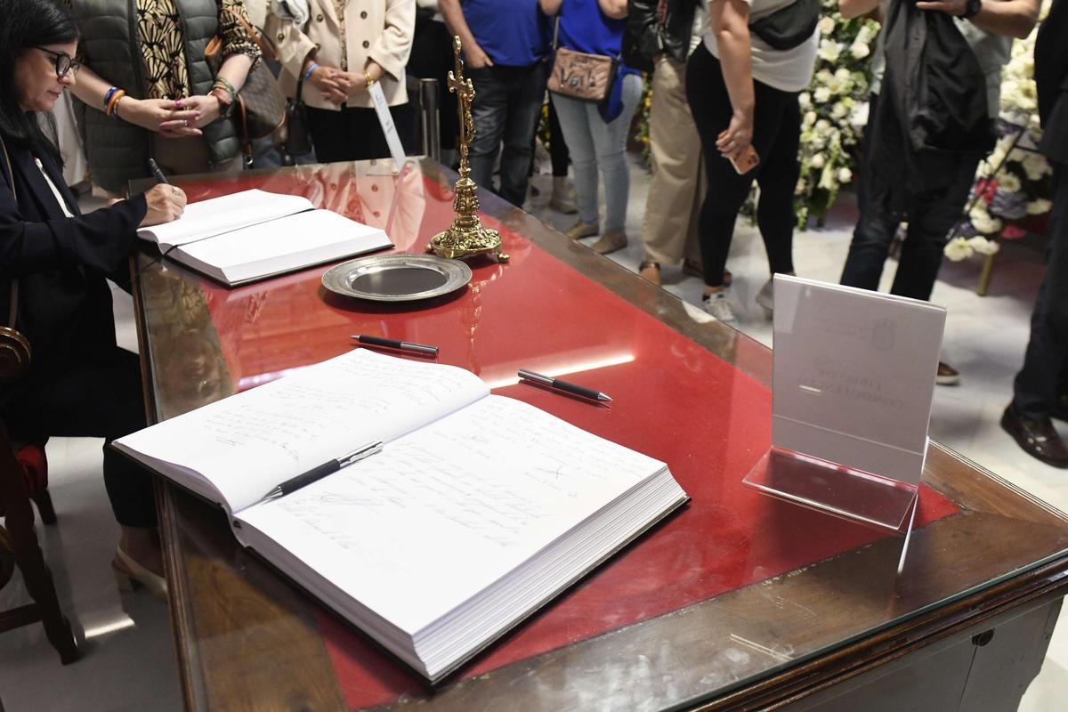 Las imágenes de la despedida a José Ballesta en la capilla ardiente instalada en el Salón de Plenos del Ayuntamiento de Murcia