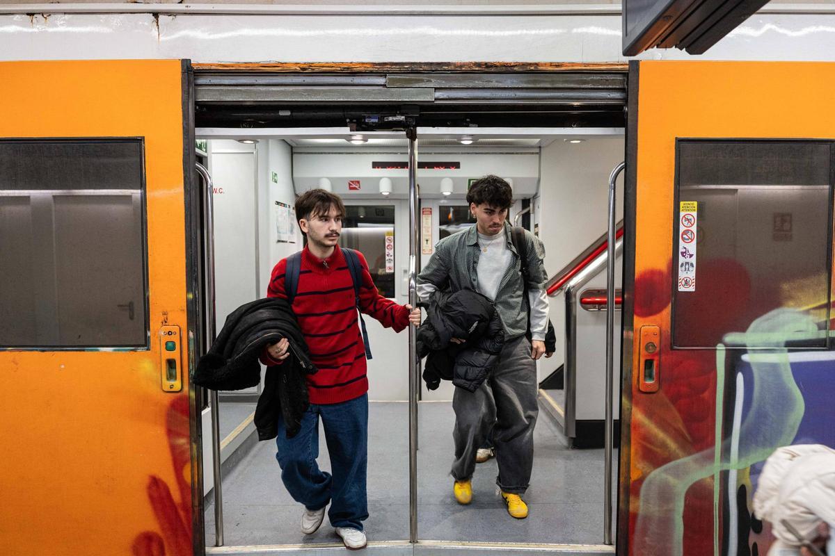 Los universitarios de la UAB que viven en el Baix Llobregat tardan cuatro horas en llegar y volver de clase