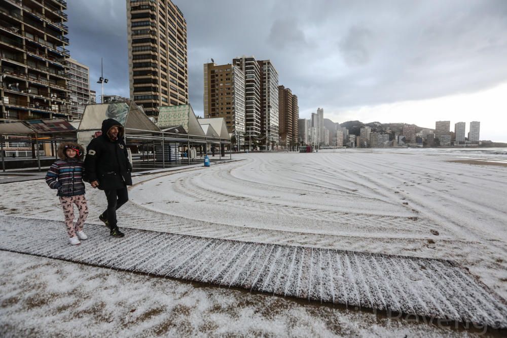 Una fuerte granizada cubre de blanco Benidorm