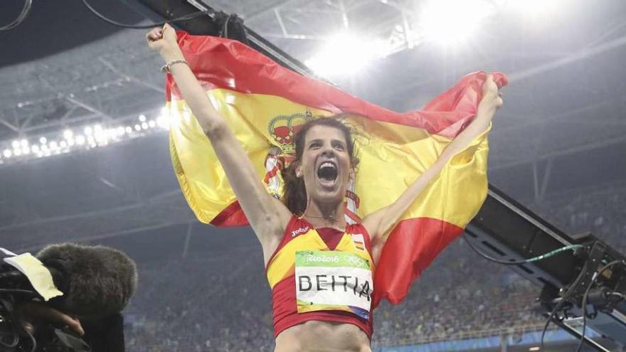 Ruth Beitia salta con la bandera tras lograr el oro. // Reuters