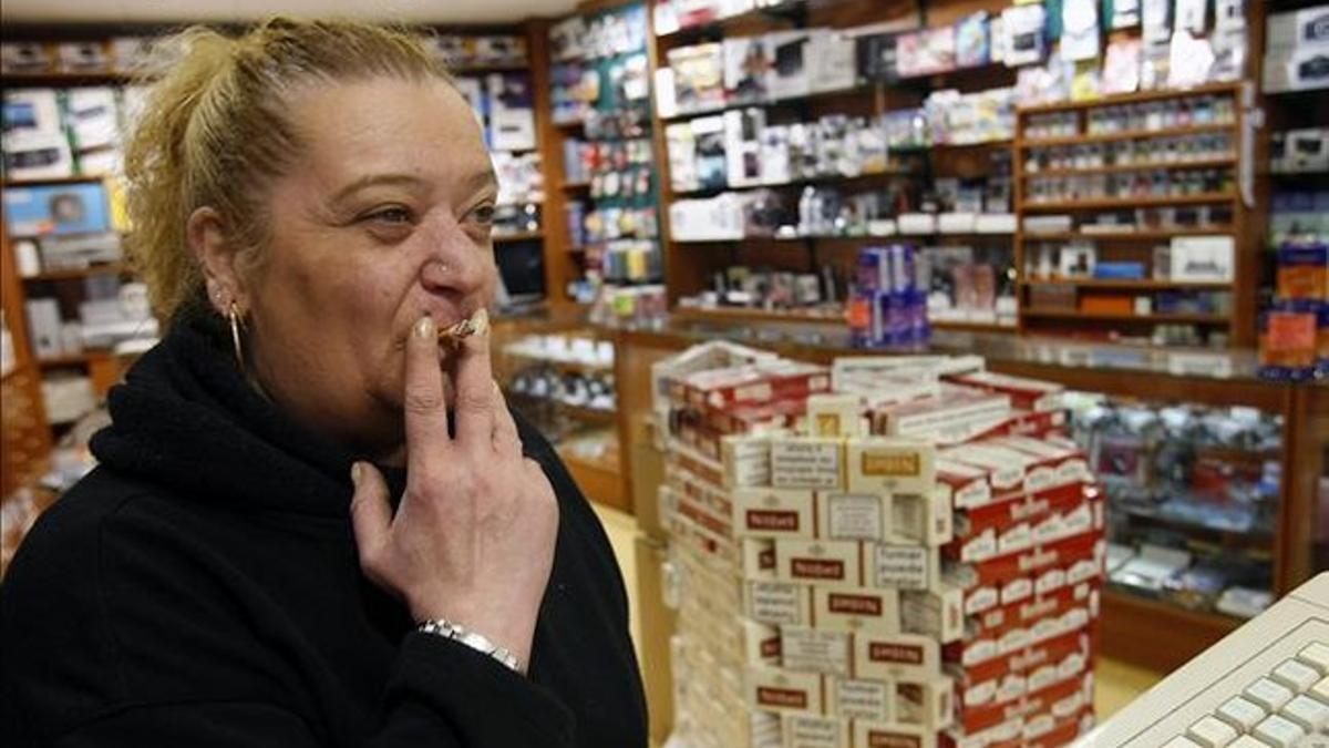 Una dependienta fuma en su puesto de trabajo, en Andorra la Vella, en marzo del 2011.
