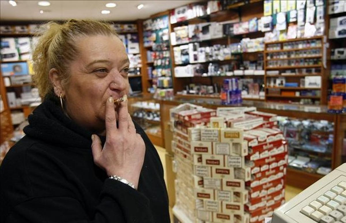Una dependenta fuma al seu lloc de treball, a Andorra la Vella, el març del 2011. Una dependenta fuma al seu lloc de treball, a Andorra la Vella, el març del 2011.
