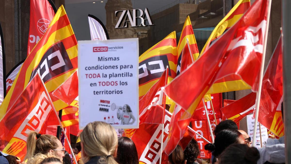 Pancartes de reivindicacions laborals i banderes dels sindicats CCOO i UGT a l'establiment de Zara.