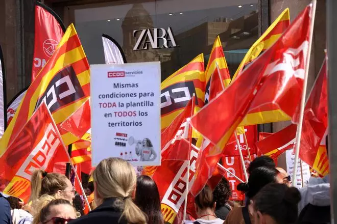 Els treballadors d'Inditex porten les exigències de millores a les portes de la botiga Zara de Passeig de Gràcia