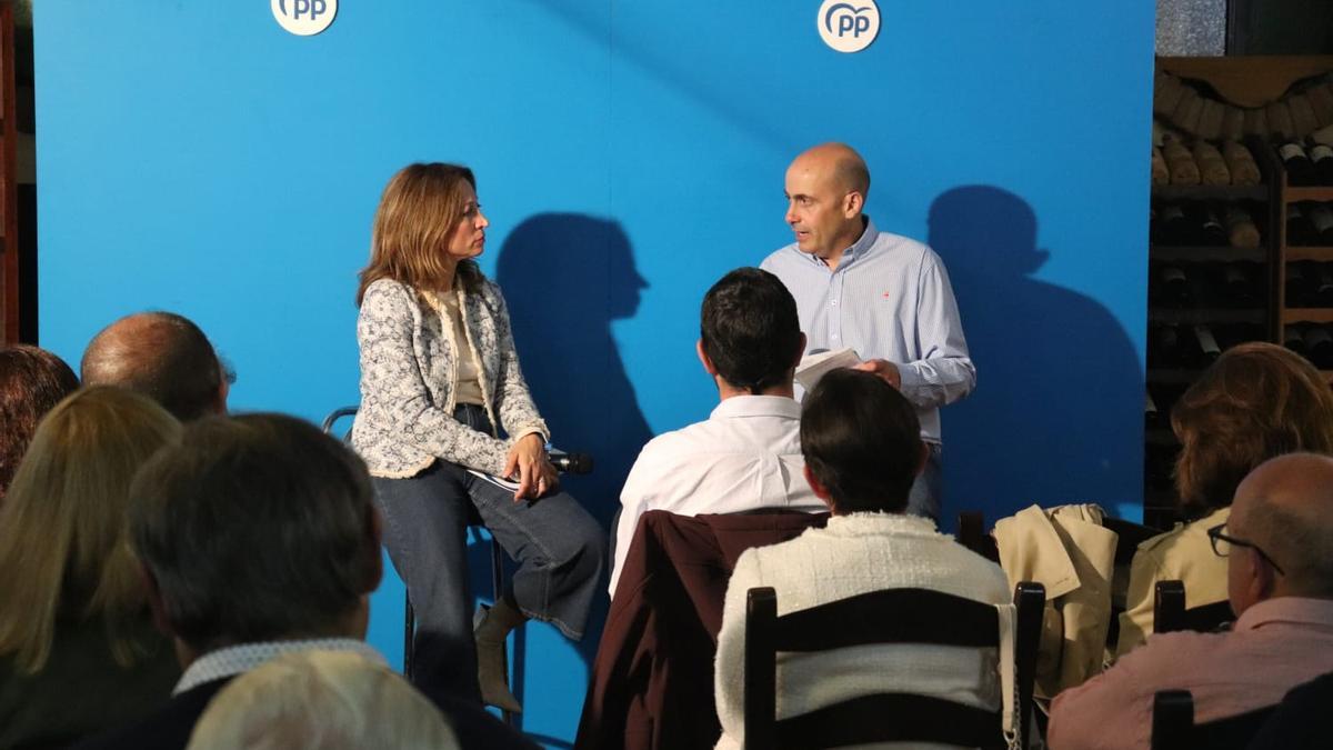 El candidato del PP en Archidona, Manuel Almohalla, en un acto electoral con la presidenta del partido, Patricia Navarro.