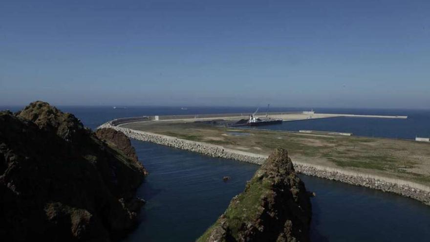 Una vista de la ampliación exterior paralizada del puerto de El Musel.