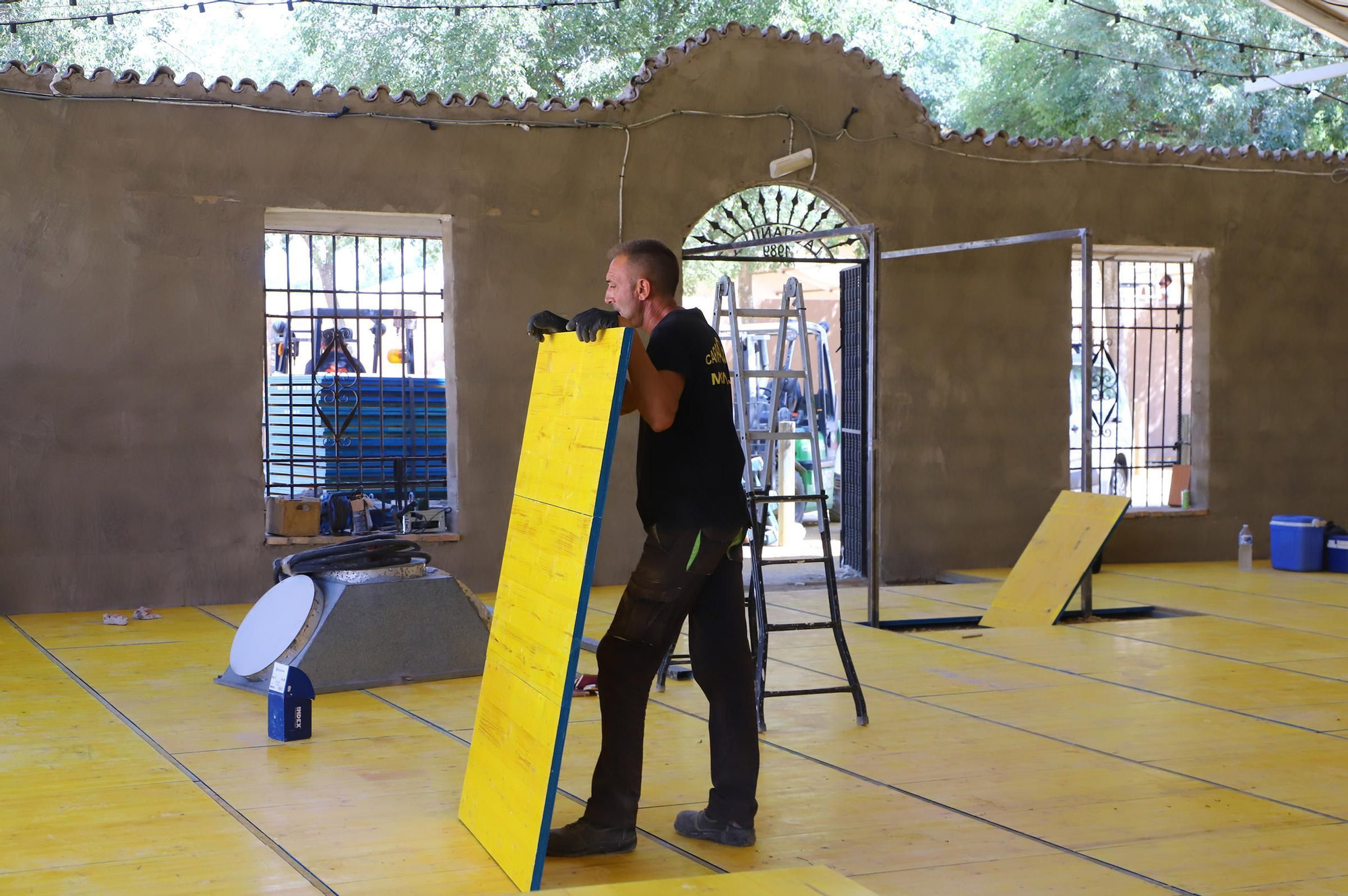 El montaje de las casetas de Feria en imágenes