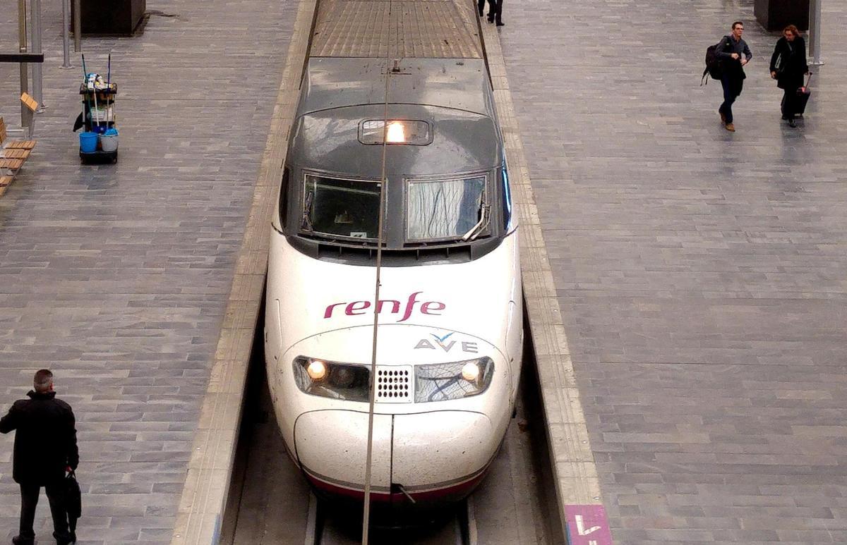 Un tren AVE estacionado en la estación de Sants en Barcelona.