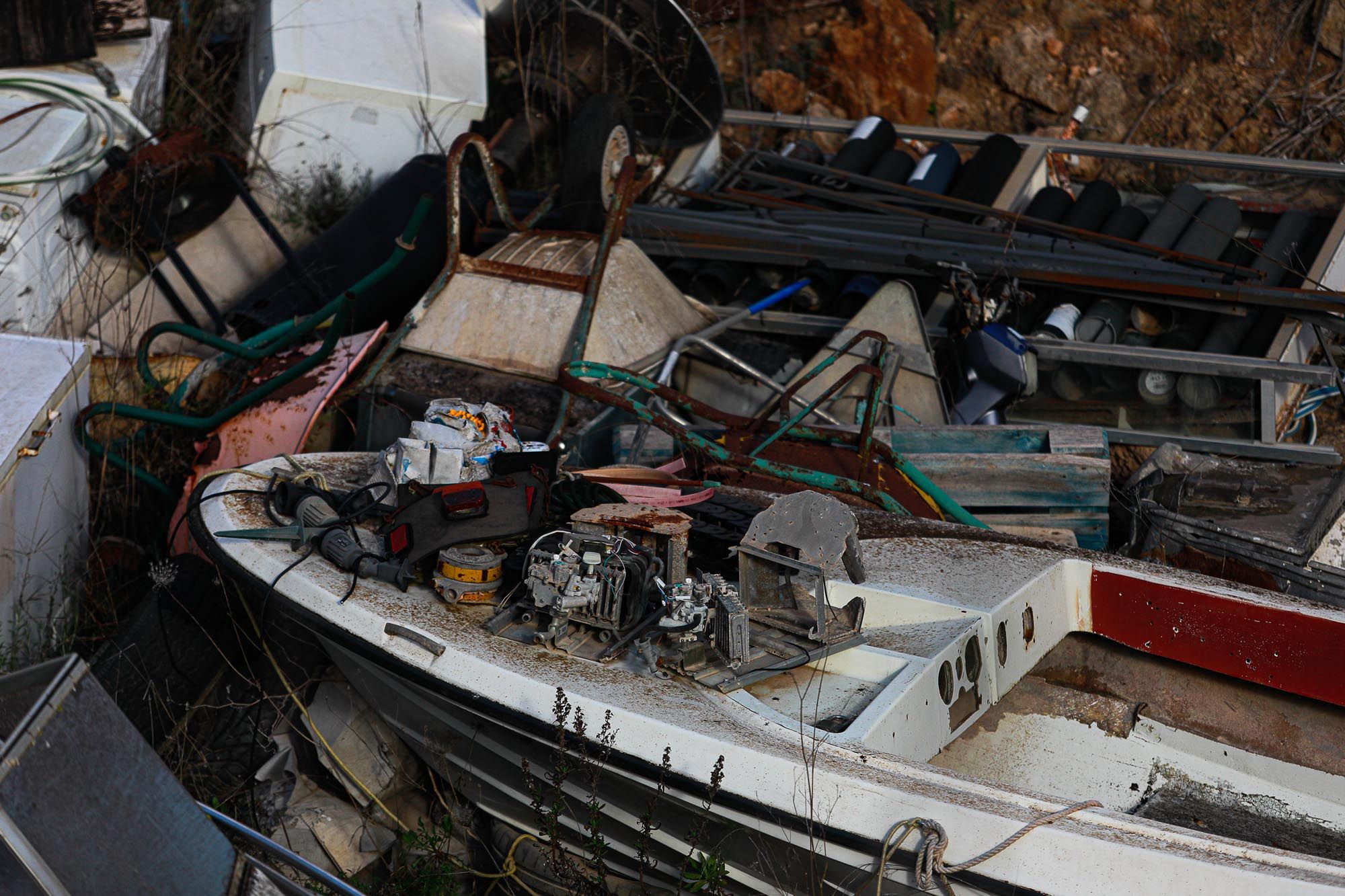 Retirada de barcos almacenados ilegalmente en Cala Tarida