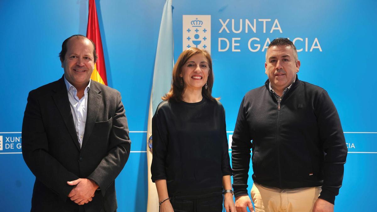 Javier Domínguez, esquerda, Ángeles Vázquez e Pablo Lago asinaron o acordo.