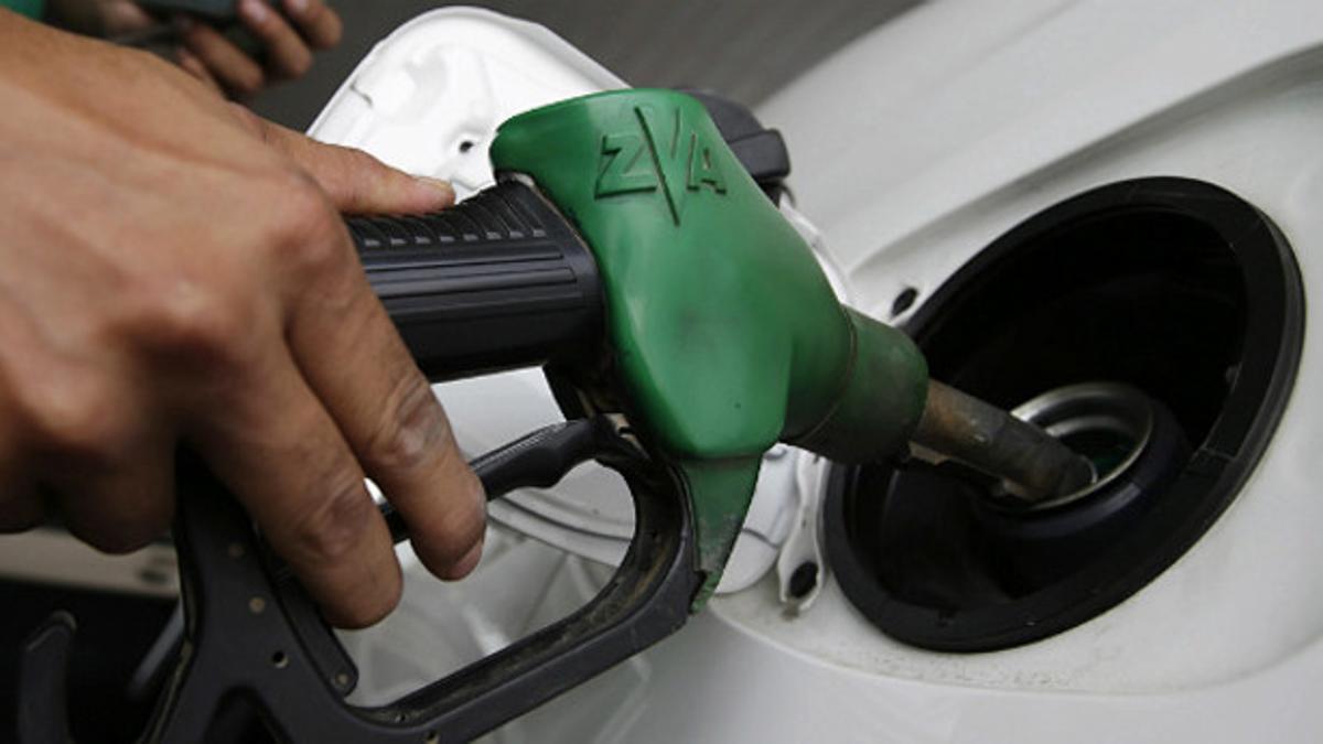 Un usuario pone carburante a su vehículo.