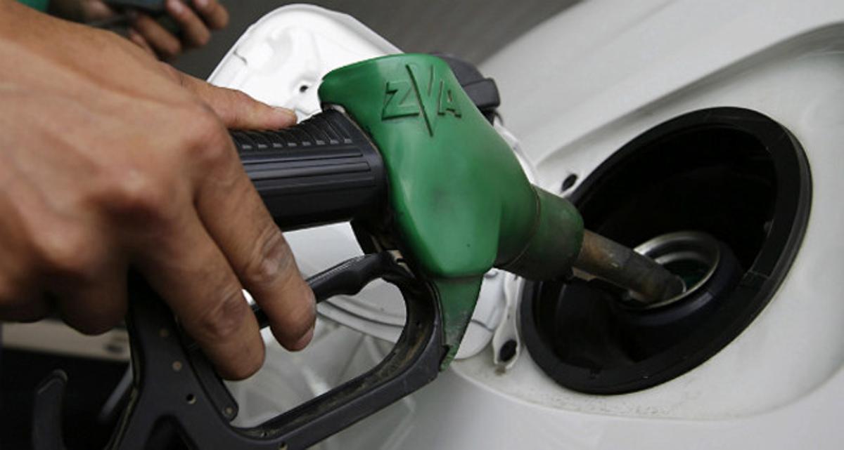 Un usuari posa carburant al seu vehicle. Un usuari posa carburant al seu vehicle.