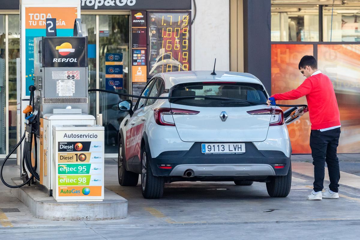 Repostaje en una gasolinera alicantina, la pasada semana.