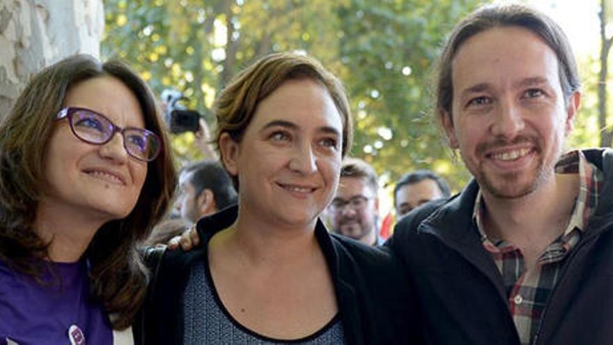 Mónica Oltra, junto al líder de Podemos, Pablo Iglesias, y la alcaldesa de Barcelona, Ada Colau, este fin de semana