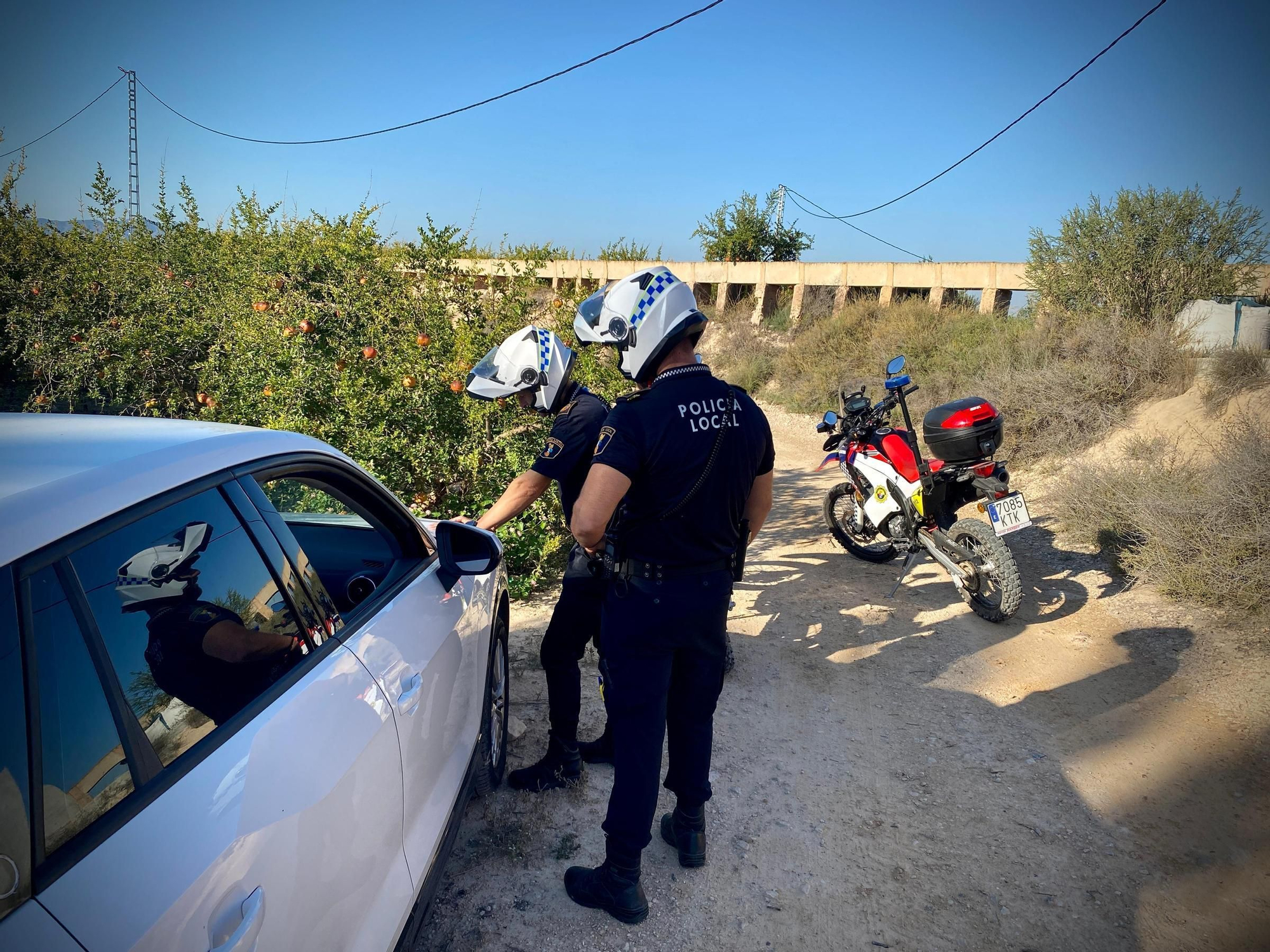 Una patrulla de la Policía Local de Albatera en un control.