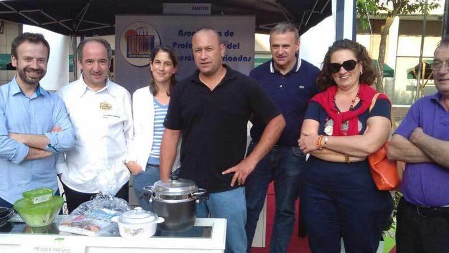 Didi Amirav, en el centro, junto al jurado del concurso de aperitivos.